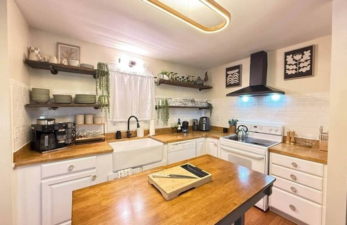 Hudson Cottage | Pet-Friendly Hudson Escape w/Hot Tub