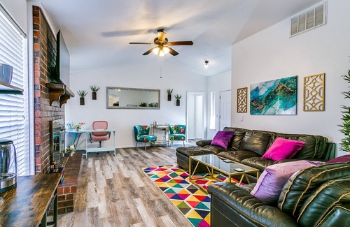 Moore House | Pet friendly & less than 20 minutes to downtown OKC, airport, and OU stadium!