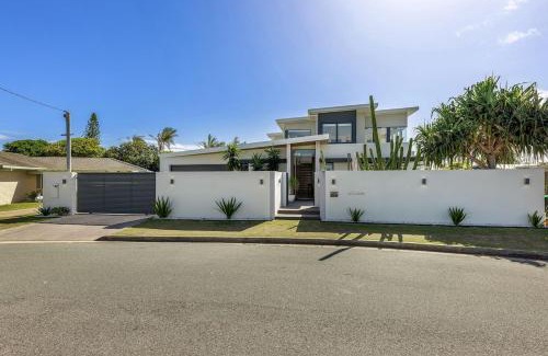Buddina House | Pet friendly Luxury stay walk to beach