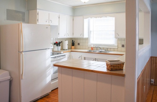 Houghton Lake Cottage | Pet-Friendly Michigan Retreat w/Fire Pit & Yard!