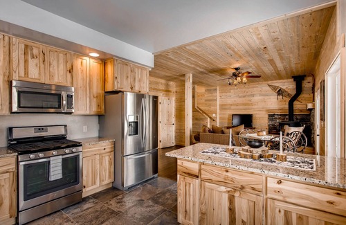 Alma Cabin | Pet Friendly, Mountain Views, Near Fishing, Skiing and Hiking - Con Alma