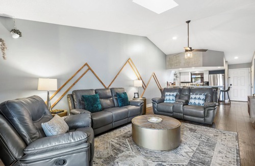 Table Rock Condo | Pet-Friendly Penthouse at Pointe Royale w/view and West Elm furniture