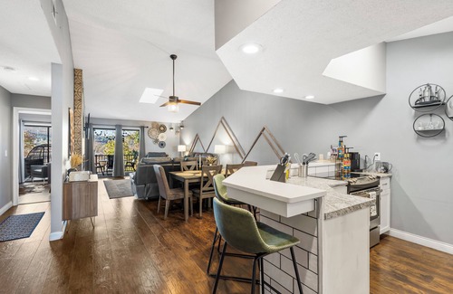 Table Rock Condo | Pet-Friendly Penthouse at Pointe Royale w/view and West Elm furniture