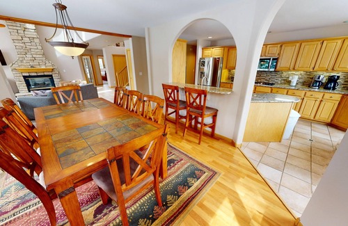 Three Peaks House | Pet Friendly, Private Hot Tub! Comfy, BIG Home. Garage. Easy Drive to Town