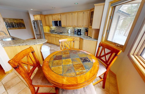 Three Peaks House | Pet Friendly, Private Hot Tub! Comfy, BIG Home. Garage. Easy Drive to Town