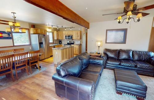 Dillon House | Pet Friendly! Private Hot Tub. Easy Drive to Dining, Shops, Concerts, Marina