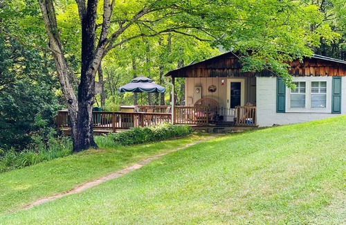Crumpler Cottage | Pet-friendly, private, refuge. Monthly renters welcome. No extra fees.