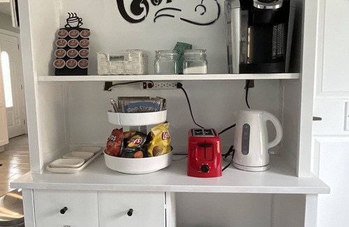 Tropic House | Pet-friendly retreat with hot tub, perfect for families and USSSA visitors.