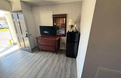 Danville Hotel | Pet-Friendly Room Near Dan Daniel Park and Historic Art Museum in Town
