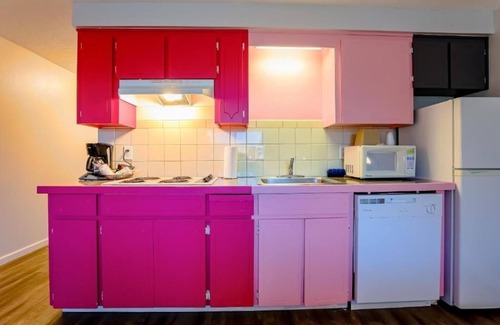 Seaside Hotel | Pet-Friendly Room Perfect for Ocean Seekers Near Attractions