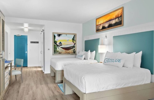 I-435 West KC-KS Hotel | Pet-Friendly Room with Balcony and Tropical Vibes – Perfect for Relaxation