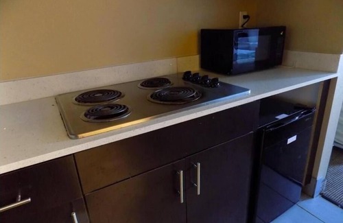 Moulton Hotel | Pet Friendly Room With Parking Near Kloesel’s And Breakfast Included