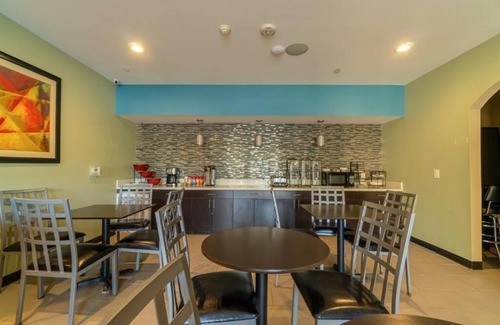 Moulton Hotel | Pet Friendly Room With Parking Near Kloesel’s And Breakfast Included