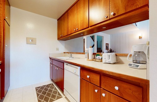 Mammoth Lakes Condo | Pet-Friendly & Rustic. Near The Village & Lakes Basin, Pool & Hot Tub On-site
