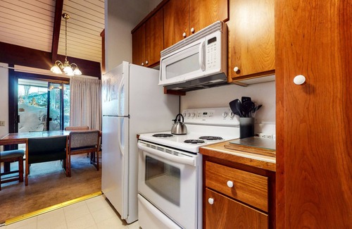 Mammoth Lakes Condo | Pet-Friendly & Rustic. Near The Village & Lakes Basin, Pool & Hot Tub On-site