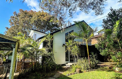 Diamond Beach House | Pet Friendly Sapphire House at Diamond Beach is a gorgeous 4 bedroom home