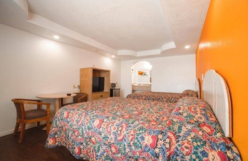 North Beach Hotel | Pet Friendly Stay Near Texas Aquarium – Parking Included