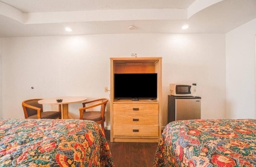 North Beach Hotel | Pet Friendly Stay Near Texas Aquarium – Parking Included