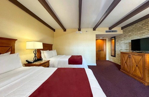Western Division Hotel | Pet-Friendly Stay w/Oceanfront Views & Colonial Architecture | Onsite Dining