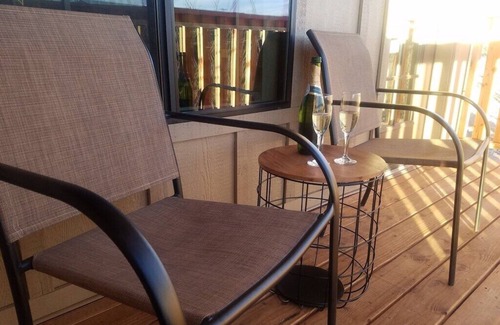 Tombstone Cabin | *Pet Friendly* Step back in time but with free WIFI @ Miners Cabin#6 (KING Bed)