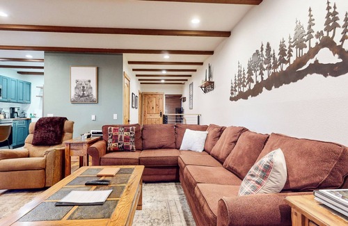 Mammoth Lakes Condo | Pet-Friendly, Updated Décor. Washer/Dryer, Balcony, Short Walk to The Village