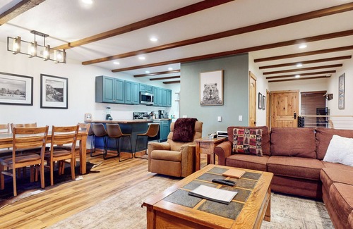 Mammoth Lakes Condo | Pet-Friendly, Updated Décor. Washer/Dryer, Balcony, Short Walk to The Village