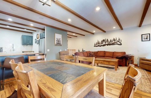 Mammoth Lakes Condo | Pet-Friendly, Updated Décor. Washer/Dryer, Balcony, Short Walk to The Village