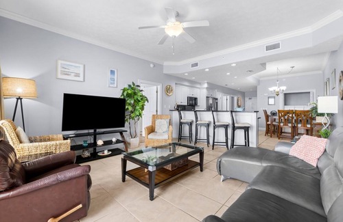 Lower Grand Lagoon Condo | 🐶Pet Friendly-GULF Front-Beachside Pool-Parking-Treasure Island 511🌴