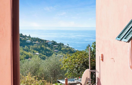 Lavagna House | Pet-friendly Vacation Home Villetta Rosa with Garden, Terrace, Balcony, BBQ & Wi-Fi