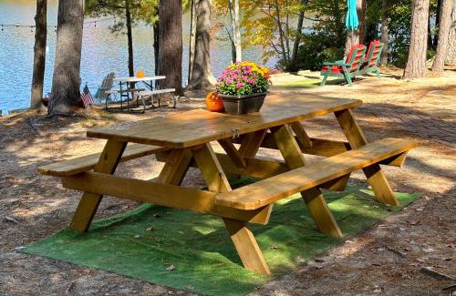 Wakefield House | Pet-Friendly Waterfront Cottage On-Site Bunkhouse