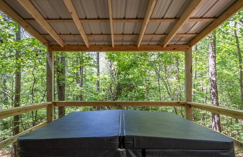 Bonnerdale Cabin | Pet Friendly - Wooded Cabin - Hot Tub - Fireplace