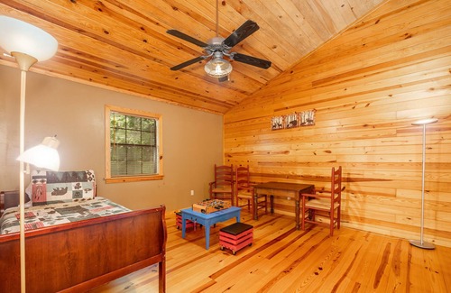 Bonnerdale Cabin | Pet Friendly - Wooded Cabin - Hot Tub - Fireplace
