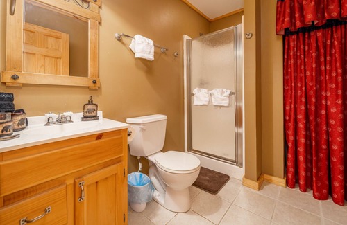 Bonnerdale Cabin | Pet Friendly - Wooded Cabin - Hot Tub - Fireplace
