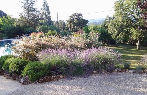 Puy-l'Eveque House | Petit Vue Vert - One Bedroom Gite with heated pool on edge of medieval village