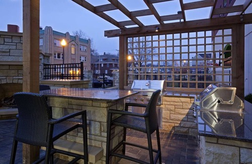 Kutzky Park House | Pets are Allowed Here! 4 Relaxing Units, Free Hot Breakfast!