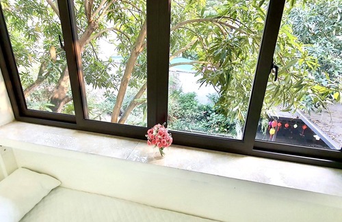 Dong Anh House | Phòng Giường Đôi cỡ Queen Có Ban Công Sân Hiên Ấm Cúng
