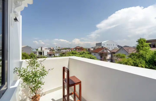 Hue Villa | Phòng gia đình có hồ bơi và ban công