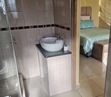 Kingsborough Bed & Breakfast | Phakathi Lifestyle Village Umnini