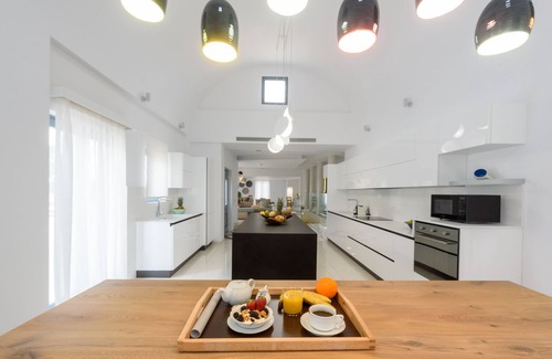 Santorini Villa | Phaos at Cellaria Estate