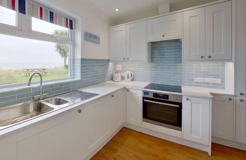 Hayle Cottage | Phillippa is a fabulous beach chalet which enjoys a prime position within the Riviere Towans