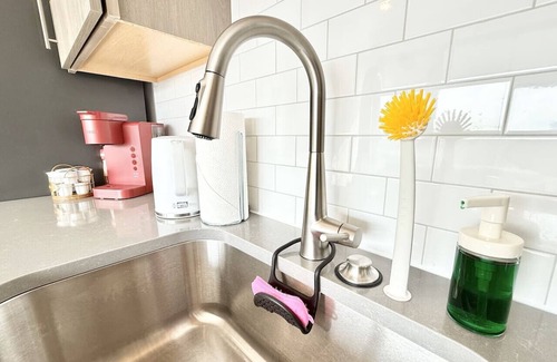 Poplar Apartment | Philly Central King 1 Br Apt Easily Walkable to Attractions