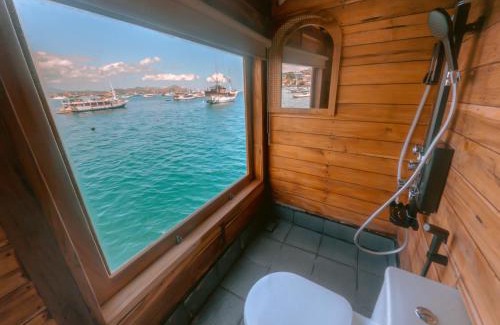 West Manggarai Boat Rental | Phinisi Open Trip Komodo 3 days 2 Night