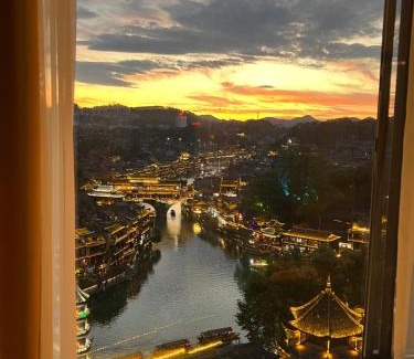 Fenghuang House | Phoenix Best River View B&B
