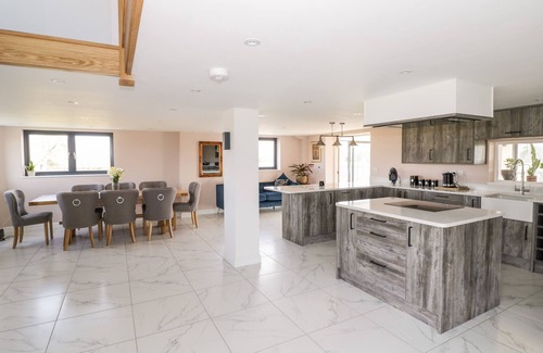 Forest of Dean Cottage | PHOENIX HOUSE, family friendly, with hot tub in Castlemorton