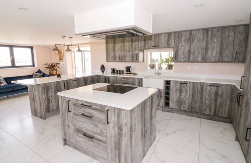 Forest of Dean Cottage | PHOENIX HOUSE, family friendly, with hot tub in Castlemorton