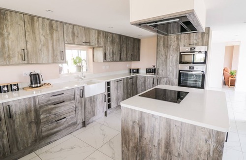 Forest of Dean Cottage | PHOENIX HOUSE, family friendly, with hot tub in Castlemorton