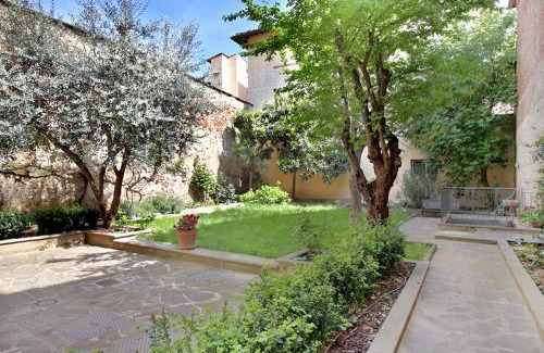 Sant' Ambrogio Apartment | Piazza Dei Ciompi With Private Garden