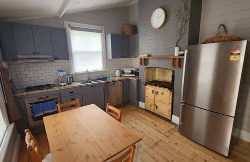 Ferntree Gully Cottage | 'Pickett's Cottage' - Circa 1868 - oldest in Knox, close to Dandenong Ranges.