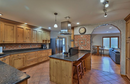 White Haven House | Pickleball/Basketball 11 BR 6.5 BA Sauna HotTub Pool TablenFREE Tesla EV Charger