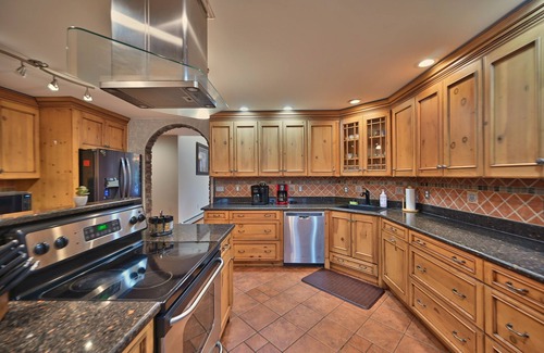 White Haven House | Pickleball/Basketball 11 BR 6.5 BA Sauna HotTub Pool TablenFREE Tesla EV Charger